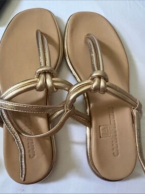 La CANADIENNE Metallic Gold Knotted Toe-Loop Sandals